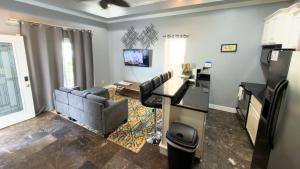 een woonkamer met een bank en een tafel bij 100 Steps to Beach Great Value Pool apts in South Padre Island