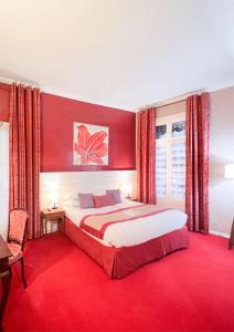 Ένα ή περισσότερα κρεβάτια σε δωμάτιο στο Hotel d'Aragon - Place de la Comédie