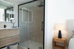 Phòng tắm tại Joan Miró Luxury Apartment +48 ảnh