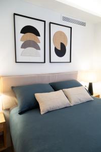 Giường trong phòng chung tại Joan Miró Luxury Apartment