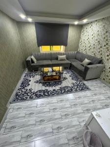 una sala de estar con un sofá y una mesa en ماي سويت, en Kuwait 4 fotos más