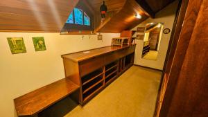 een keuken met een houten aanrecht en een raam bij Estalagem Entardecer da Serra in Monte Verde