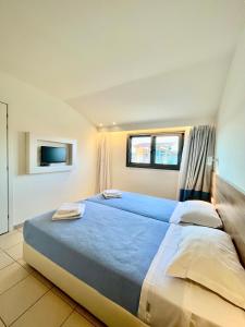 Un pat sau paturi într-o cameră la Hotel Mavridis