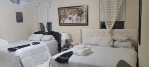 Postel nebo postele na pokoji v ubytování Elegant Hideaway with Heated Pool, Spa & Reclining Bliss