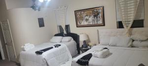 Postel nebo postele na pokoji v ubytování Elegant Hideaway with Heated Pool, Spa & Reclining Bliss