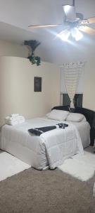 Postel nebo postele na pokoji v ubytování Elegant Hideaway with Heated Pool, Spa & Reclining Bliss