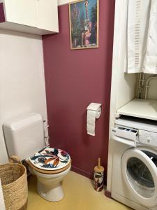 La salle de bains est pourvue de toilettes et d'un lave-linge. dans l'établissement Alisiers 18, à Eugénie-les-Bains