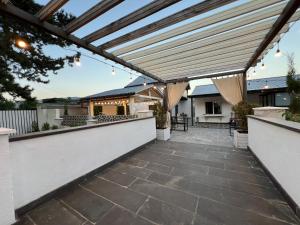 een buitenterras met een pergola en een looppad bij M Town cotagge house 