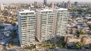 una vista sul soffitto di un alto edificio in città di Sky High 15 - Luxury Penthouse with Panoramic View a Beer Sheva