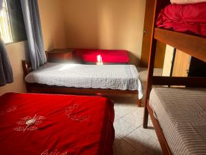 een kamer met twee stapelbedden en een kaars erin bij Chácara pôr do sol in Sorocaba
