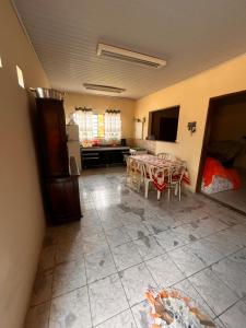 een woonkamer met een tafel en een keuken bij Chácara pôr do sol in Sorocaba