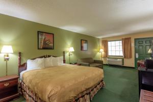 Ein Bett oder Betten in einem Zimmer der Unterkunft Angel Inn Near IMAX, a Travelodge by Wyndham