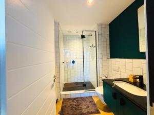 Et badeværelse på ZALS Luxury Accommodation-One bed-Cape Town + 56 billeder