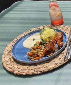 Un plato de comida con carne y verduras en una mesa. en Sufi'Sawd Guest Rooms Muizenberg, en Muizenberg 36 fotos más