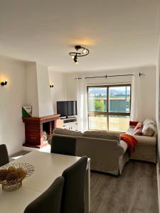 ein Wohnzimmer mit Sofa und Tisch in der Unterkunft Naval Beach Apartment in Azurara + 62 Fotos