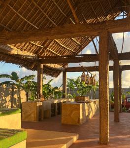 een groot paviljoen met uitzicht op een stad bij Villa Papaya in Jomba