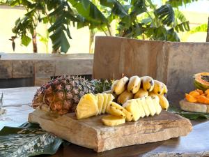 een bord fruit op tafel met een ananas bij Villa Papaya in Jomba