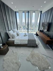 una camera da letto con un letto e una grande finestra di Sky High 15 - Luxury Penthouse with Panoramic View a Beer Sheva
