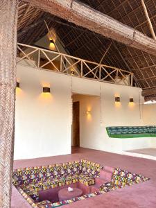 een grote kamer met een podium in een gebouw bij Villa Papaya in Jomba