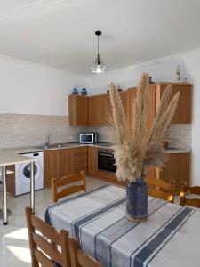 een keuken met een tafel met een vaas erop bij Cullura in Asklipiḯon
