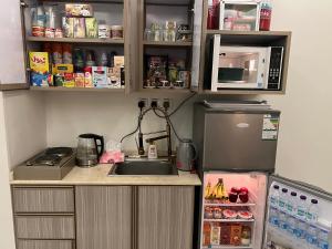 eine kleine Küche mit Spüle und Kühlschrank in der Unterkunft شقة خاصة in Dschidda