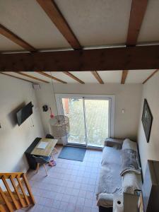 uma sala de estar com um sofá e uma mesa em Maison de vacances dans les hauteurs de Salavas em Salavas