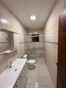 un bagno bianco con un water e un lavandino di Pousada São Gabriel - M&M a São Gabriel Altre 21 foto