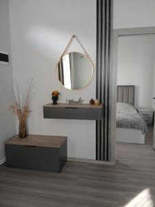 een slaapkamer met een spiegel aan de muur bij Elite Guest House in Goris