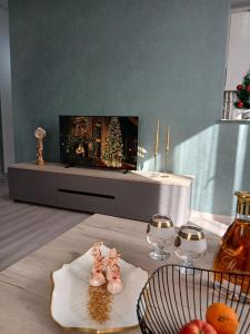 een woonkamer met een tafel waarop kerstversiering staat bij Elite Guest House in Goris +3 foto's