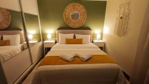 En eller flere senge i et værelse på Secret Garden Volos