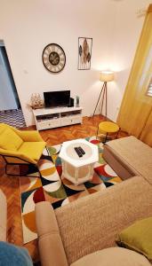 een woonkamer met een bank en een tafel bij Red House Apartment in Kotor +23 foto's