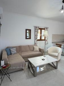 een woonkamer met een bank en een tafel bij Cullura in Asklipiḯon