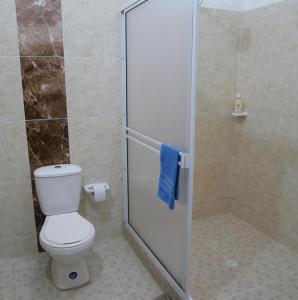 Et badeværelse på La Hacienda San Antonio + 24 billeder