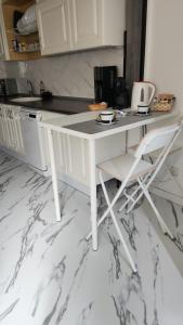 eine Küche mit einem weißen Tisch und 2 Stühlen in der Unterkunft MI CASITA de Lanzarote in Arrecife