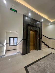 einen Aufzug in einem Gebäude mit einer Tür und einer Treppe in der Unterkunft شقة خاصة in Dschidda + 9 Fotos