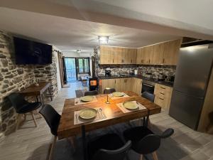 una cucina con un tavolo di legno e un frigorifero di Stone house seta a Séta