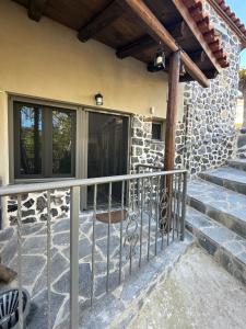 un balcone di una casa con una recinzione e delle scale di Stone house seta a Séta