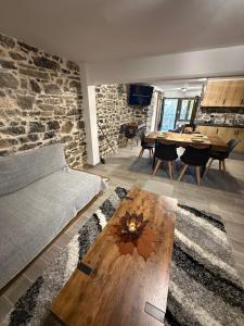 un soggiorno con un divano e un tavolo di Stone house seta a Séta Altre 22 foto