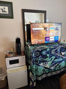 Una televisión o centro de entretenimiento en Johnsons Crossing Lodge