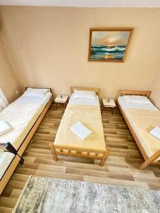 En eller flere senge i et værelse på Family Apartment near Shadervan