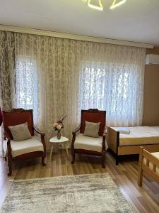 Et opholdsområde på Family Apartment near Shadervan