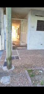 Een gang in een gebouw met een paal op de voorgrond. bij PH en Mar de Ajó Centro in Mar de Ajó