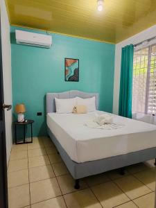 Una cama o camas en una habitación de Butterfly Apartments 40 fotos más