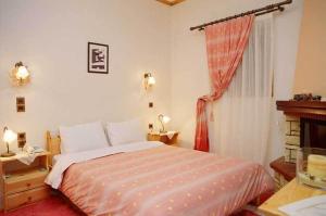 Ένα ή περισσότερα κρεβάτια σε δωμάτιο στο Ξενώνας Ίριδα