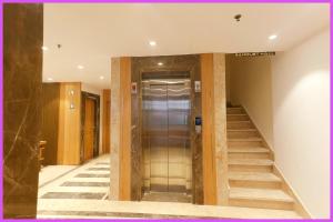 um corredor com elevador e escadas num edifício em SEA VIEW from rooftop- SWIMMING POOL Hotel NBR Near Jagannath Temple And Sea Beach - Parking- Spa With Restaurant - Fully Air Conditioning Deluxe Rooms - Prime Location em Puri