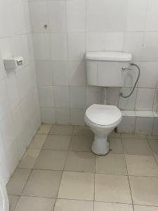 Et badeværelse på Private Top-Floor Apartment Steps from Diani Beach