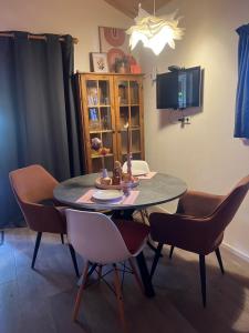 ein Esszimmer mit Tisch und Stühlen in der Unterkunft Het Houten Huis in Hierden