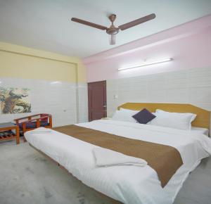 Ένα ή περισσότερα κρεβάτια σε δωμάτιο στο Maruthi Residency +29 φωτογραφίες