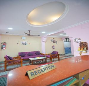Ο χώρος του λόμπι ή της ρεσεψιόν στο Maruthi Residency