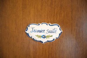 a sign that says hunter suite on a wooden wall at Domus de Janas Rooms Gonnesa in Gonnesa
